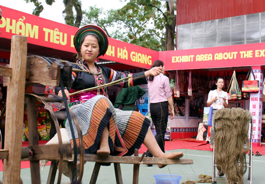 Độc đáo nghề xe lanh dệt vải của người Mông ở Hà Giang